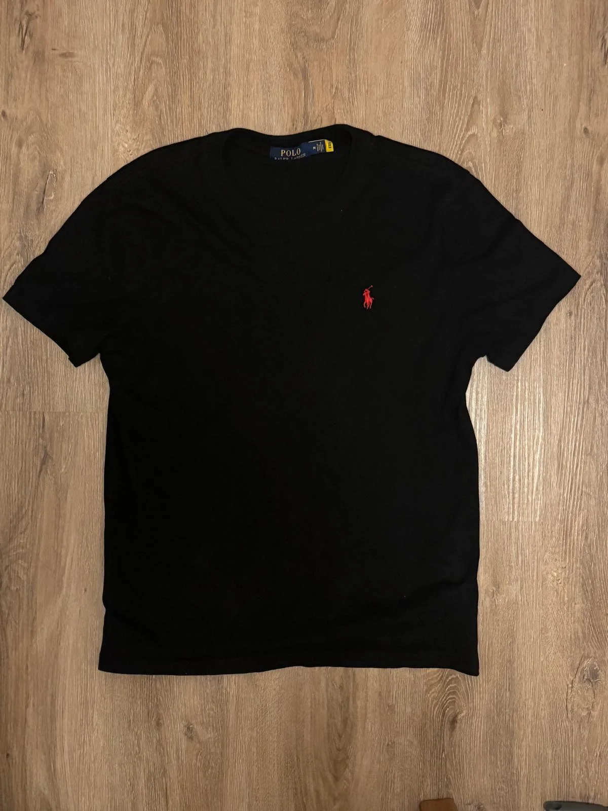 T-shirt noir à logo brodé.