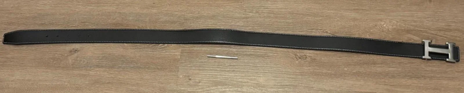 La ceinture est disposée sur toute la longueur.