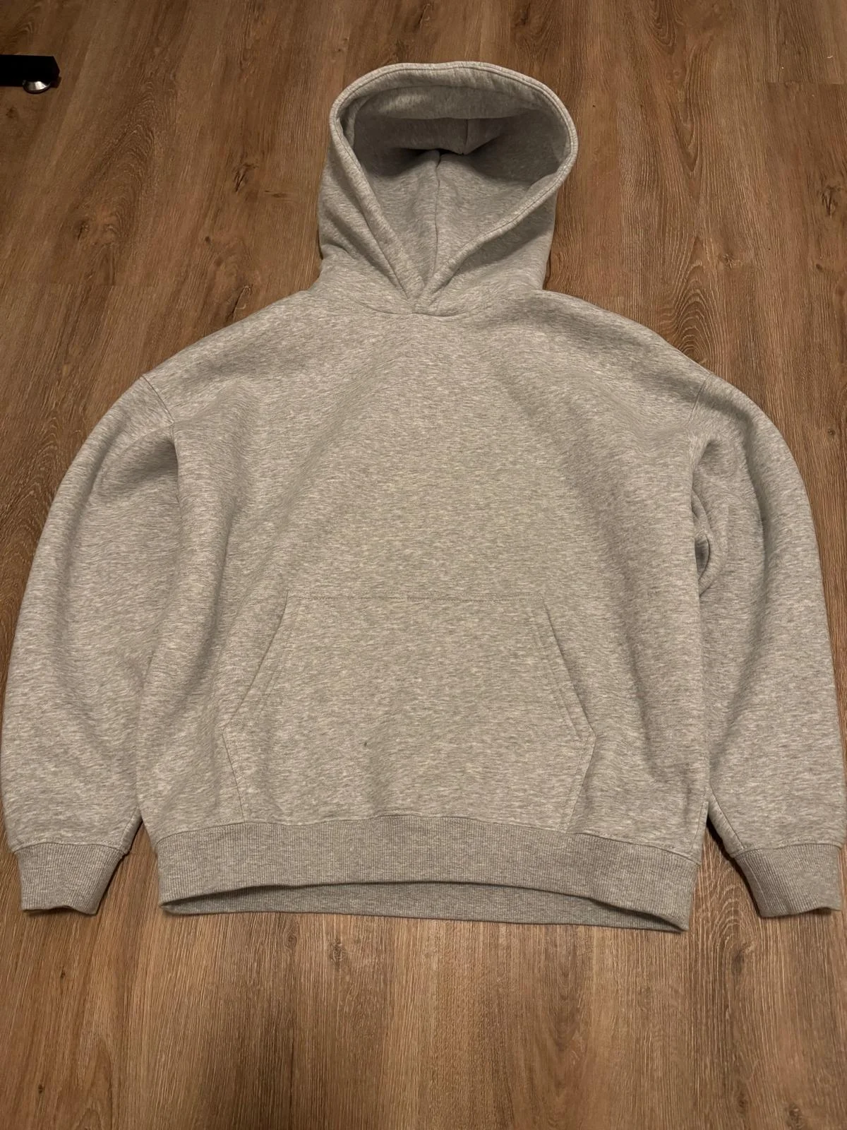 Sweat à capuche gris uni.