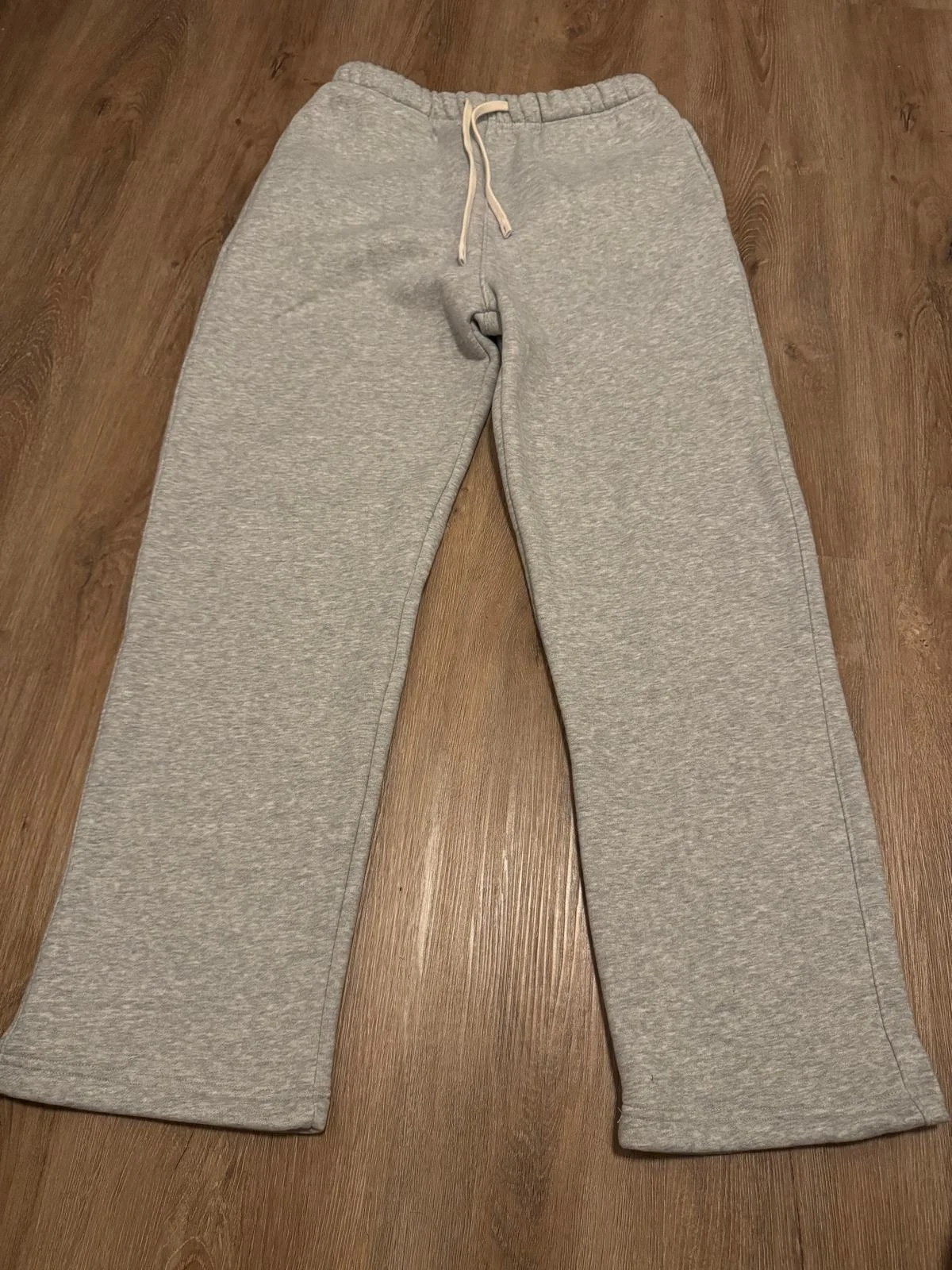 Pantalon de survêtement décontracté gris.