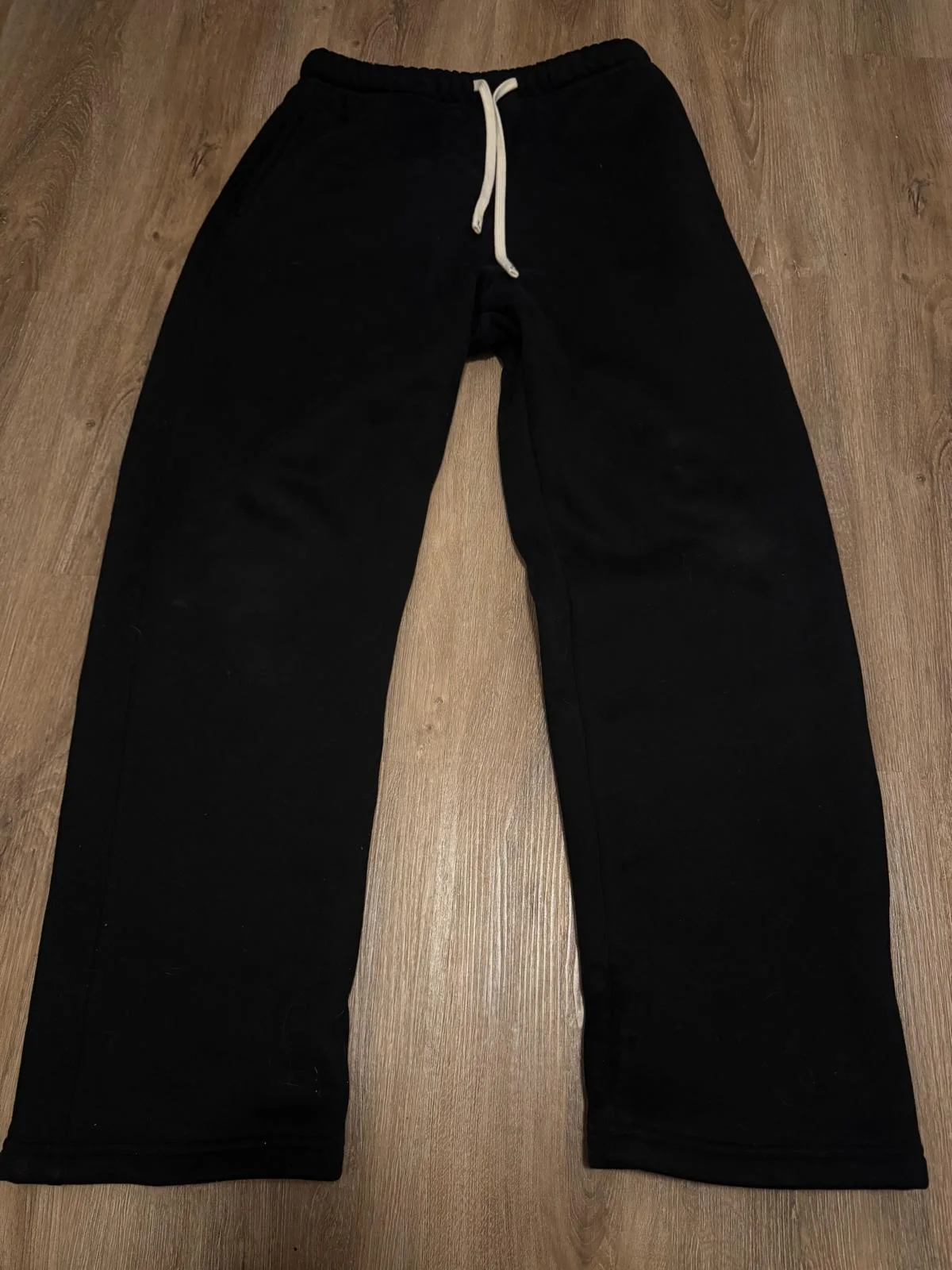Pantalon de survêtement décontracté noir.