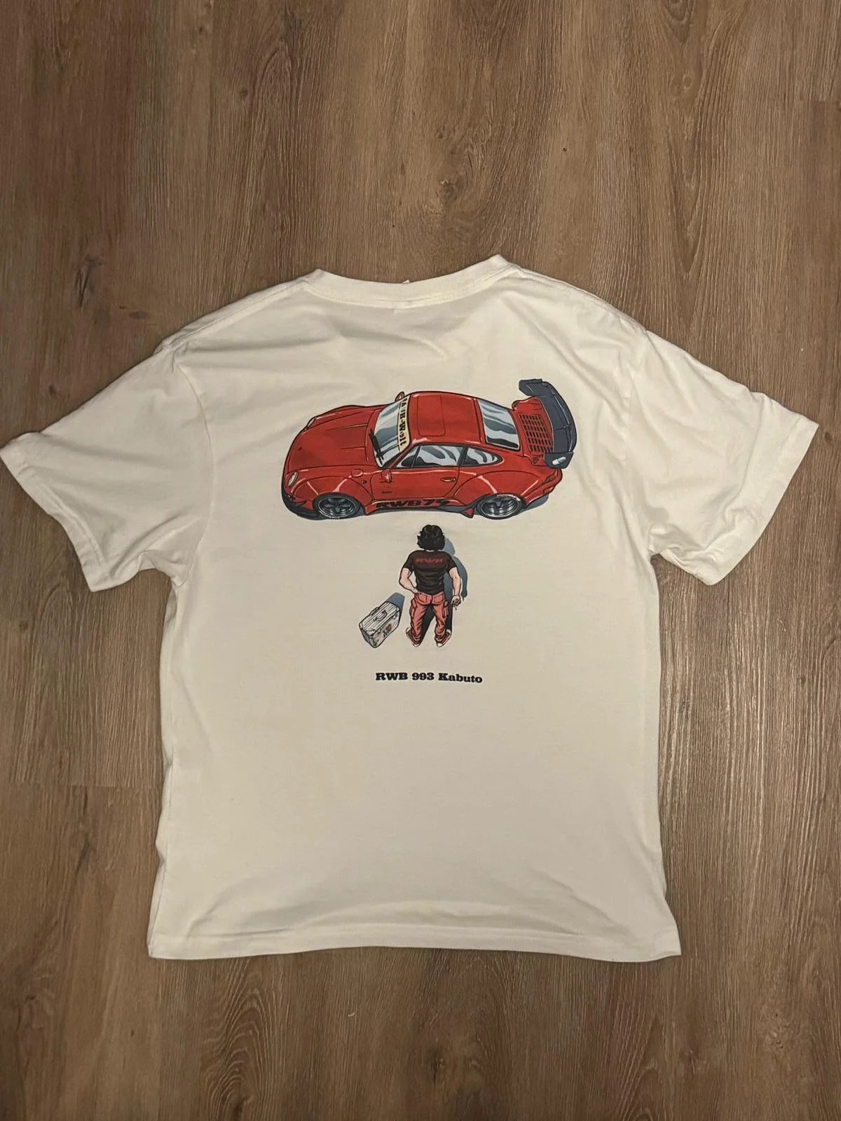 T-shirt graphique blanc, présenté de face.