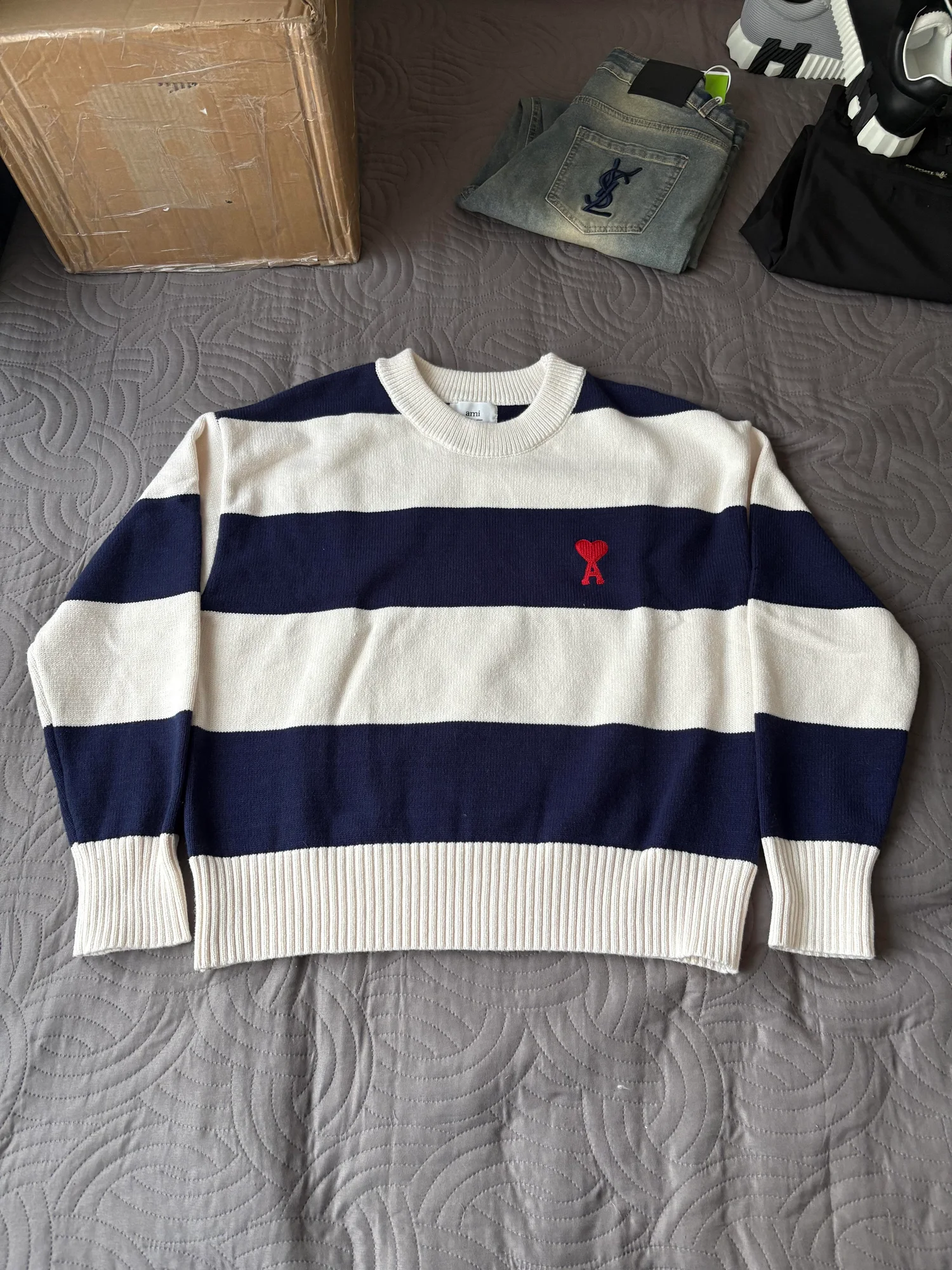 Pull rayé bleu marine et crème.
