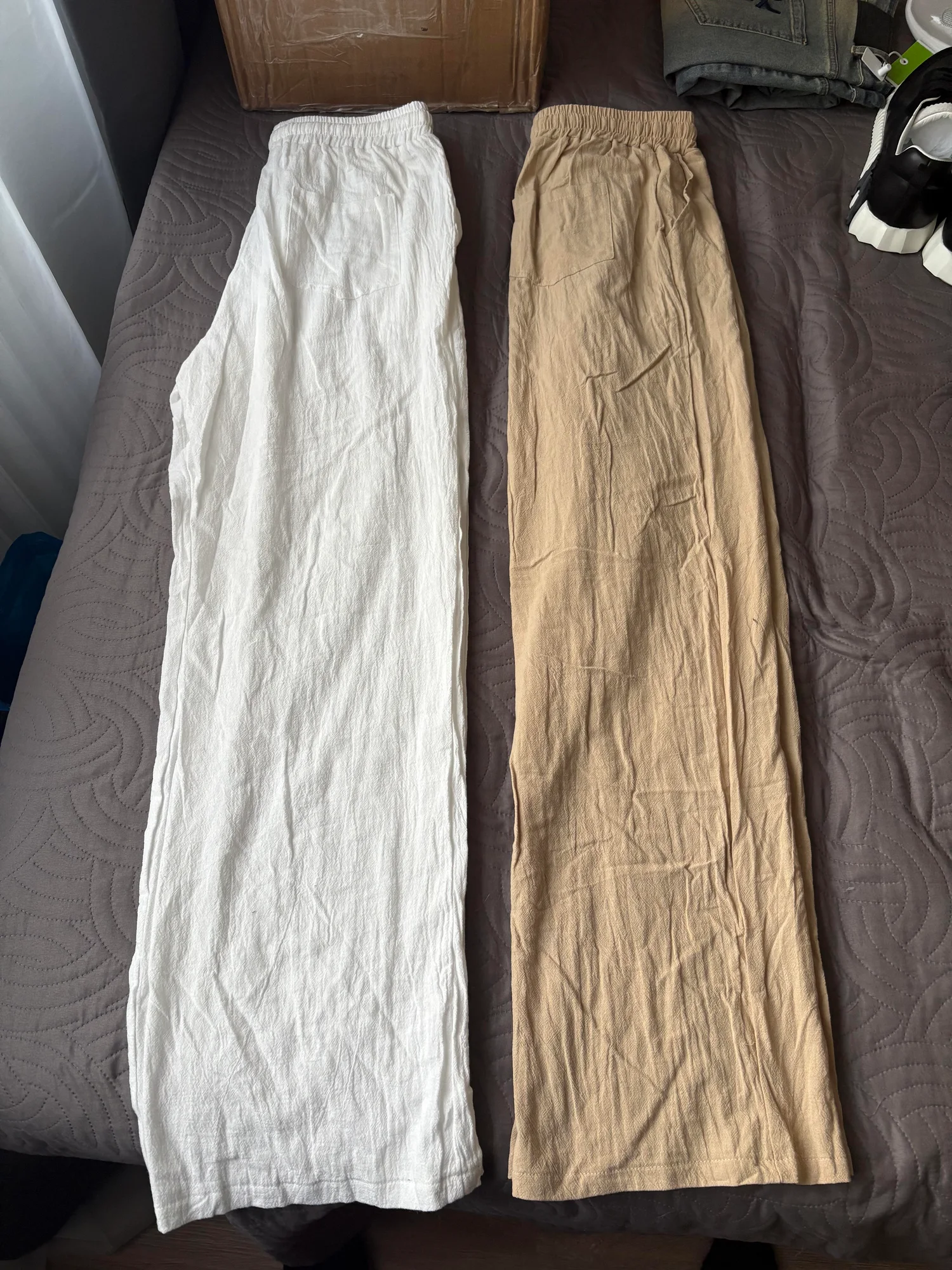 Pantalon blanc et beige.