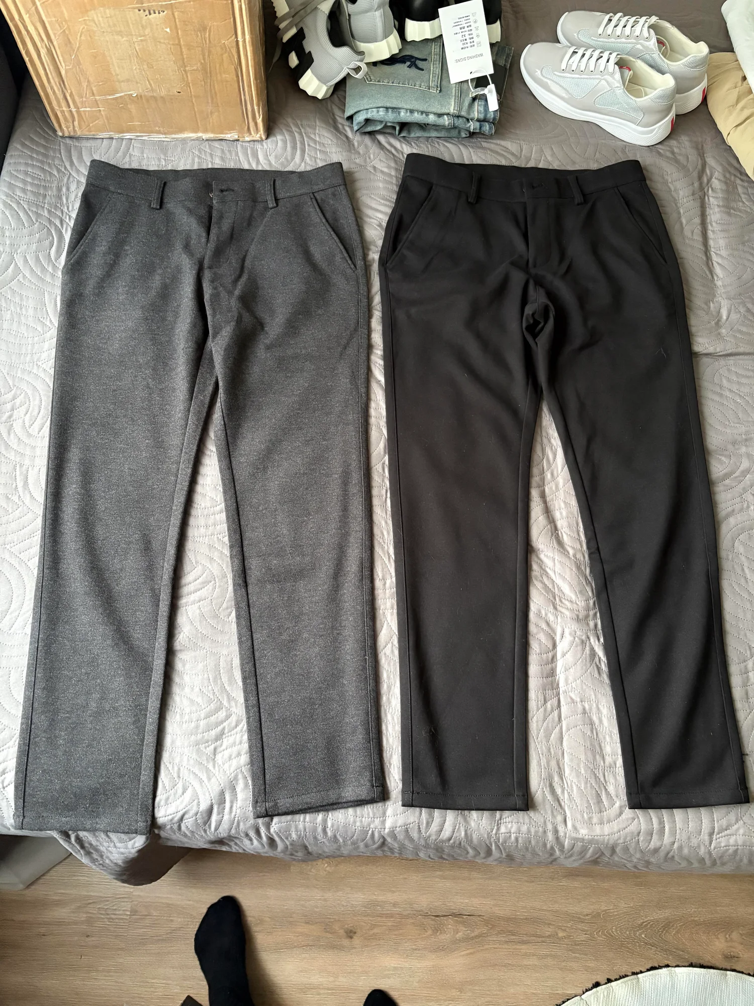 Pantalons gris et noirs.