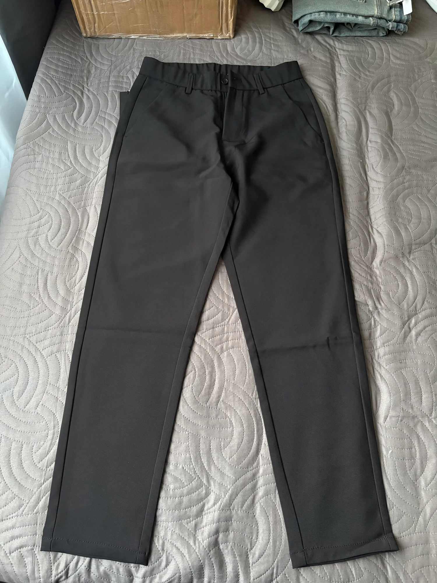 Pantalon formel noir, présenté à plat.
