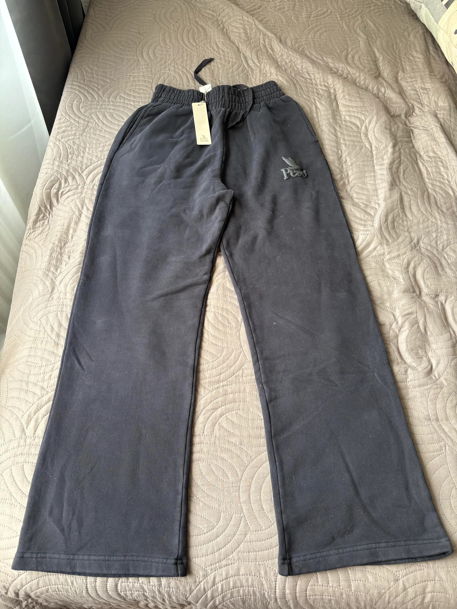 Pantalon de jogging ouvert gris.