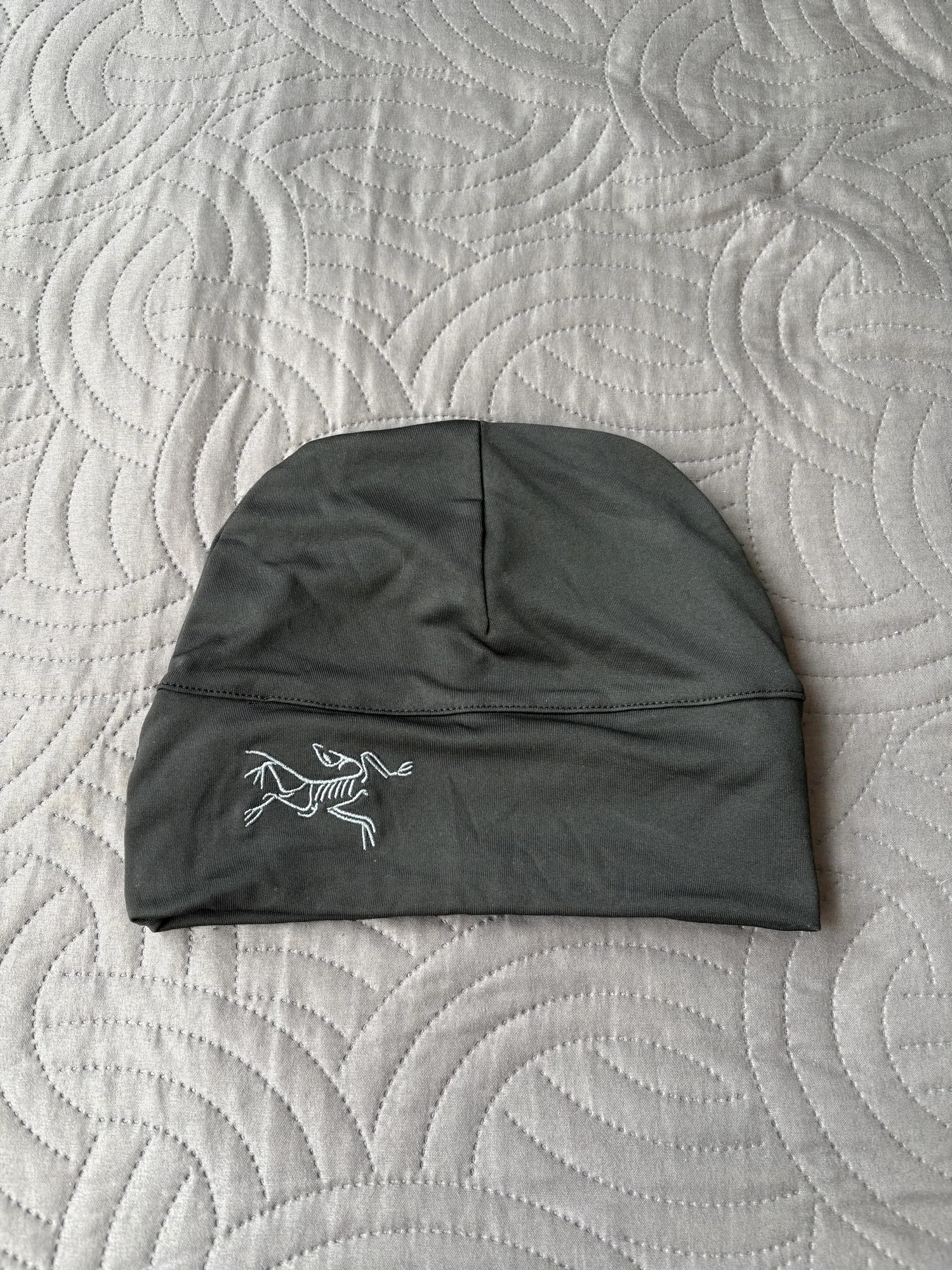 Bonnet brodé foncé.