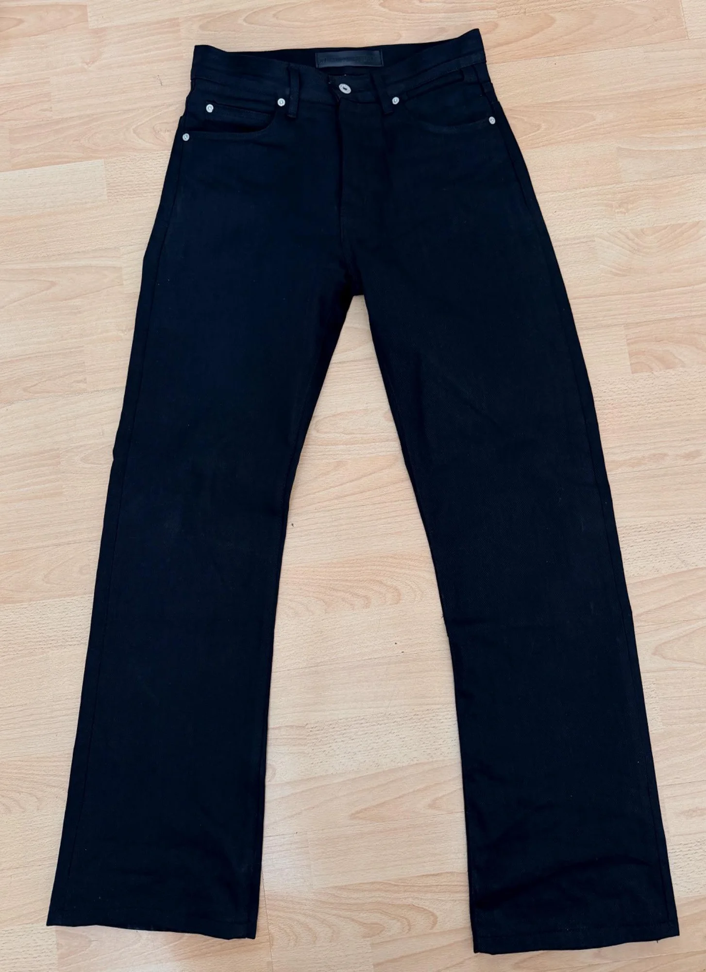Jeans bootcut negros, la prenda favorita del comprador.