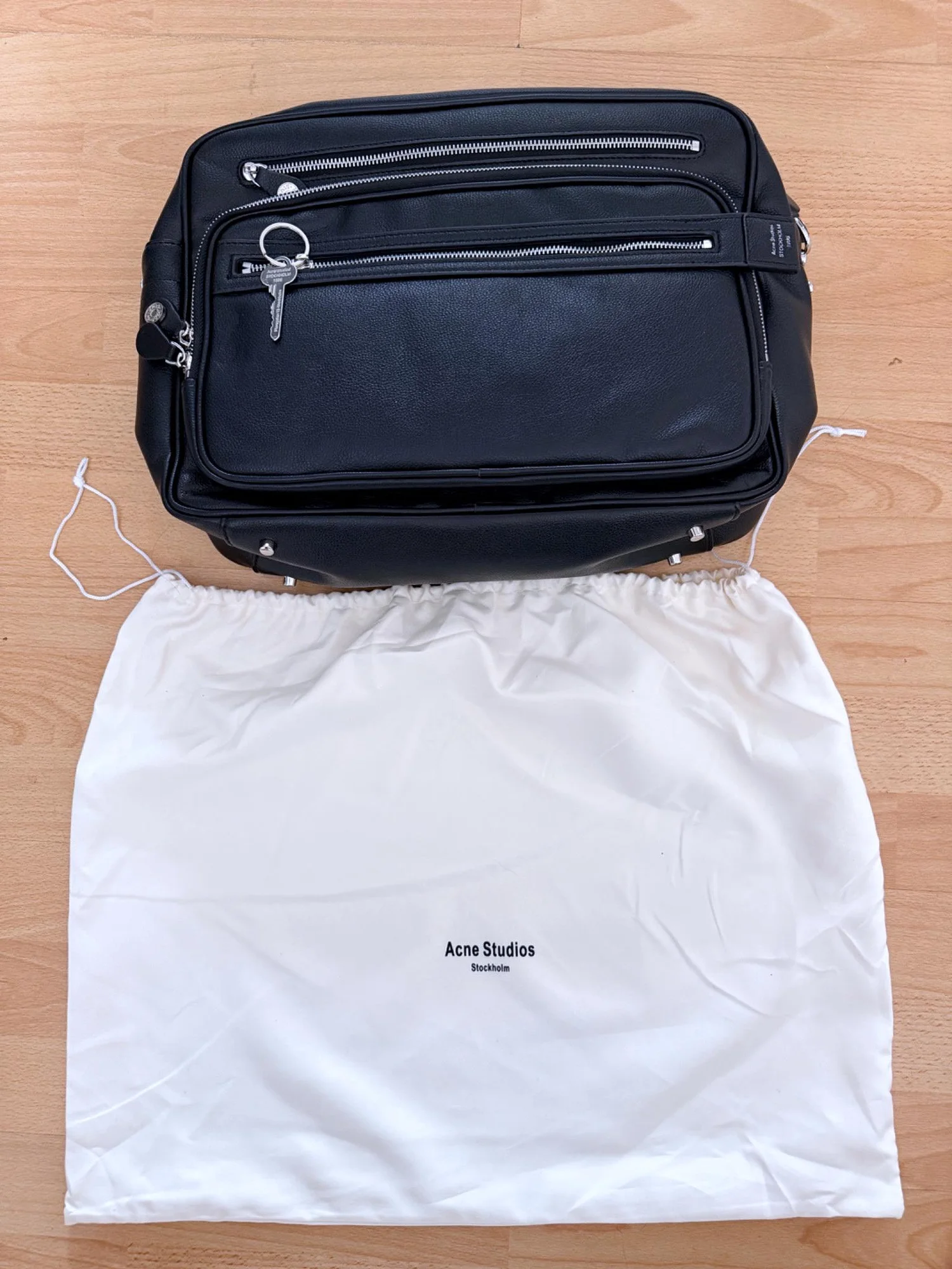 Bolso negro estilo Camero con su bolsa guardapolvo.