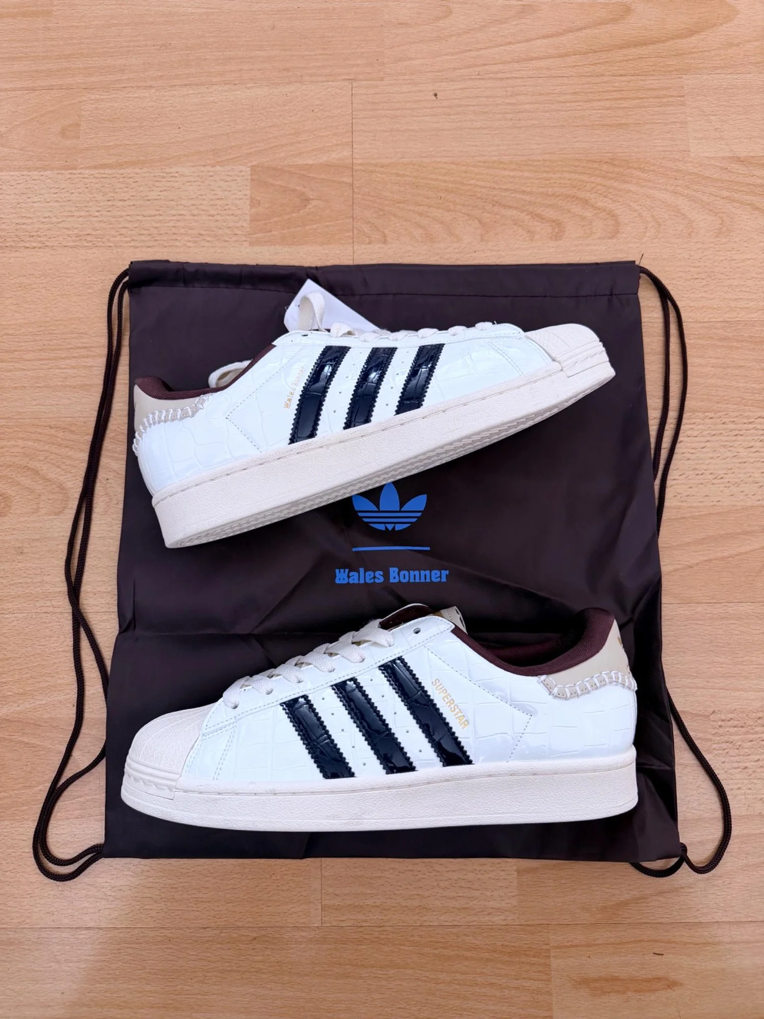 Zapatillas de rayas blancas con bolsa guardapolvo y cordones extra.