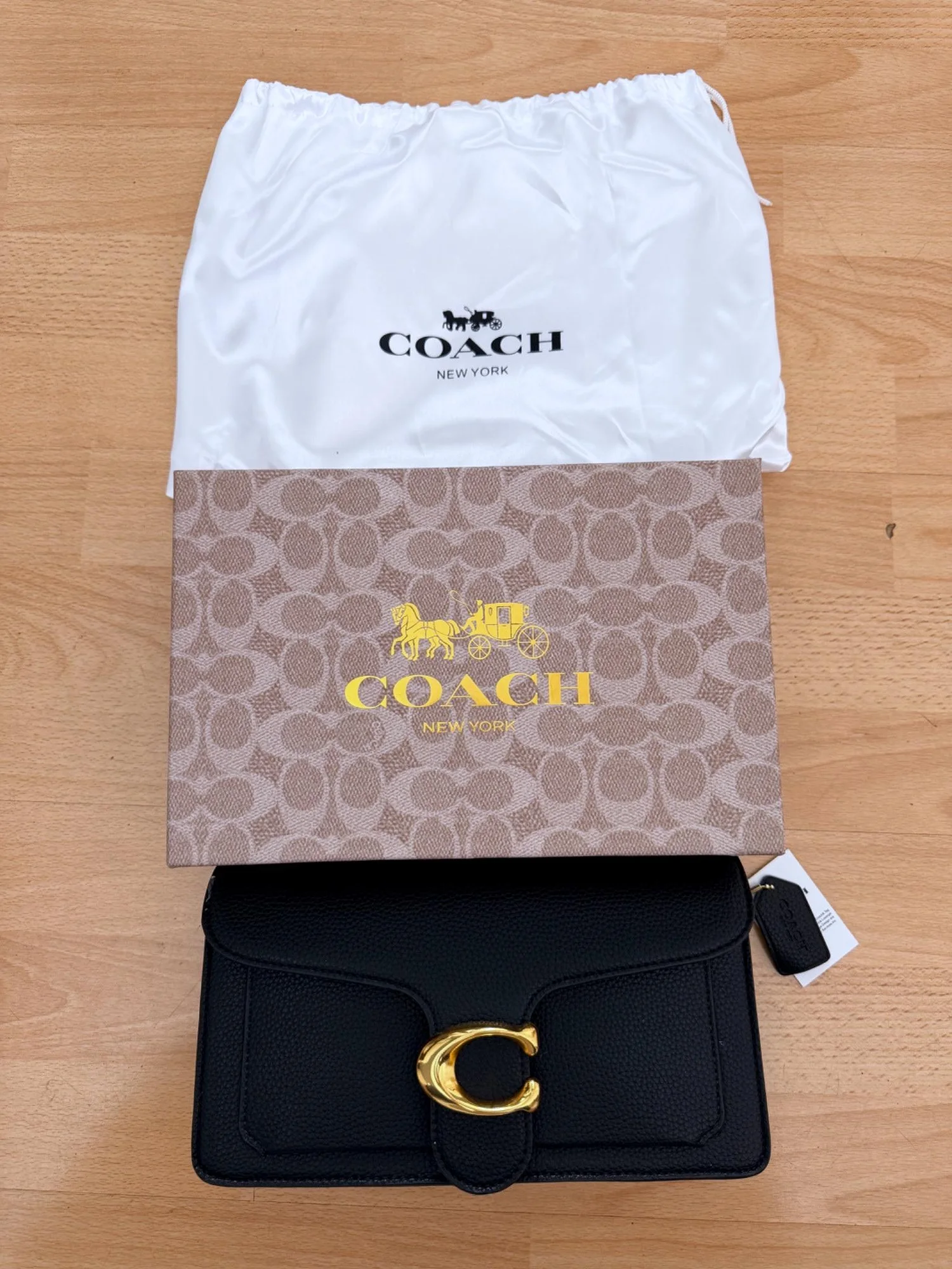 Bolso pequeño negro con caja y bolsa guardapolvo.