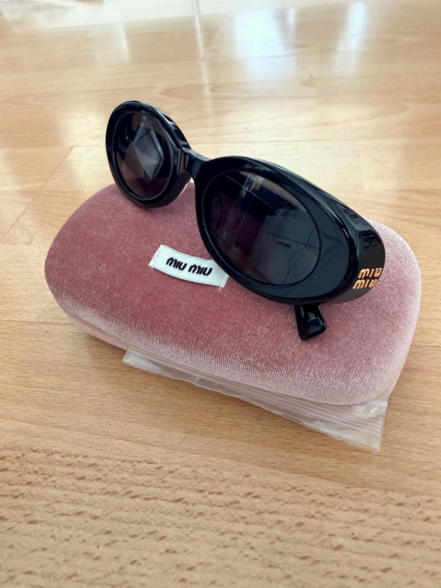 Gafas de sol redondeadas con su estuche.