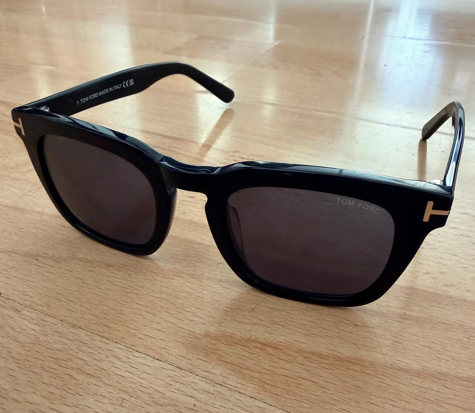 Gafas de sol rectangulares, mostradas en primer plano.