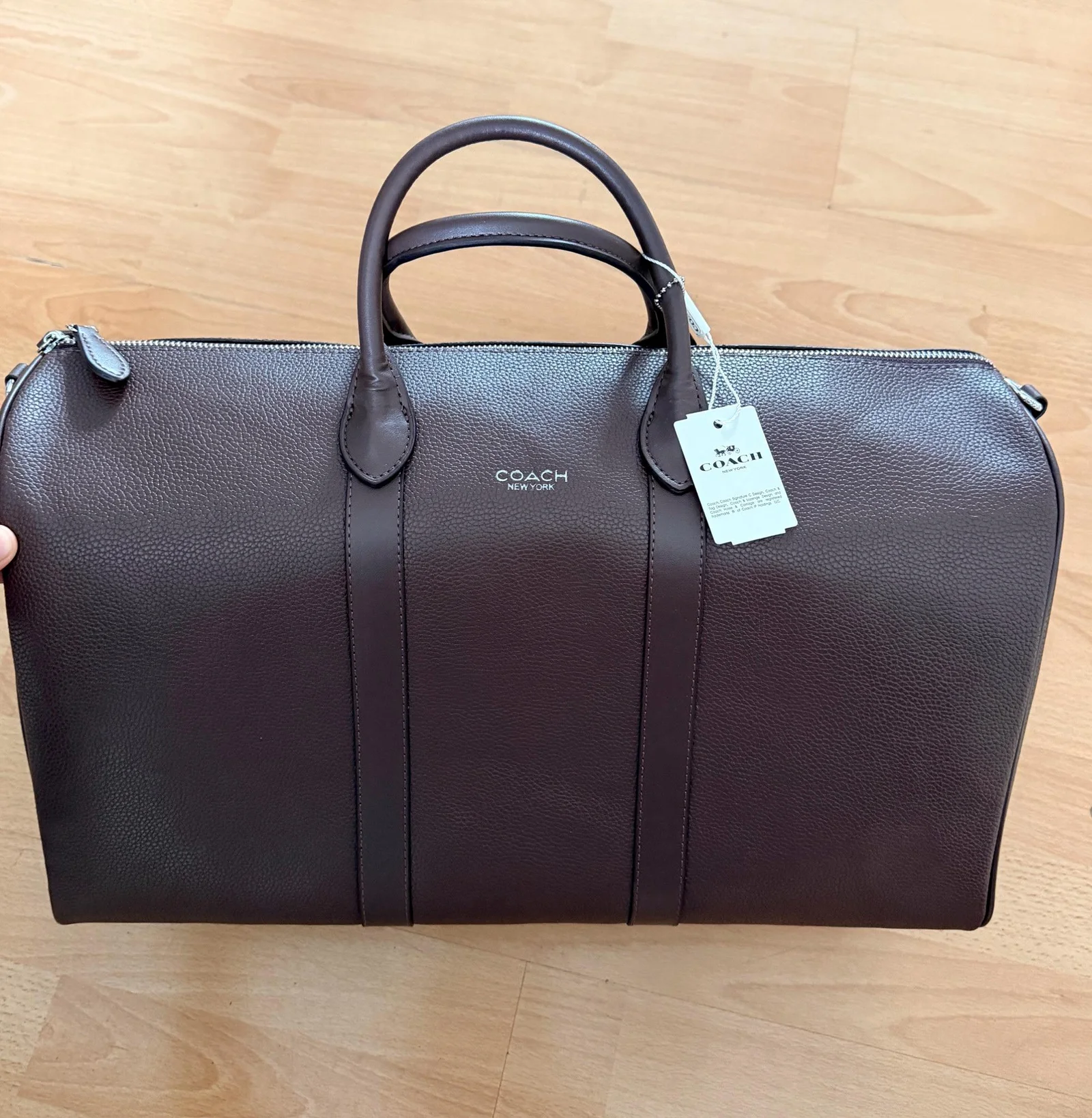 Bolso de lona marrón.
