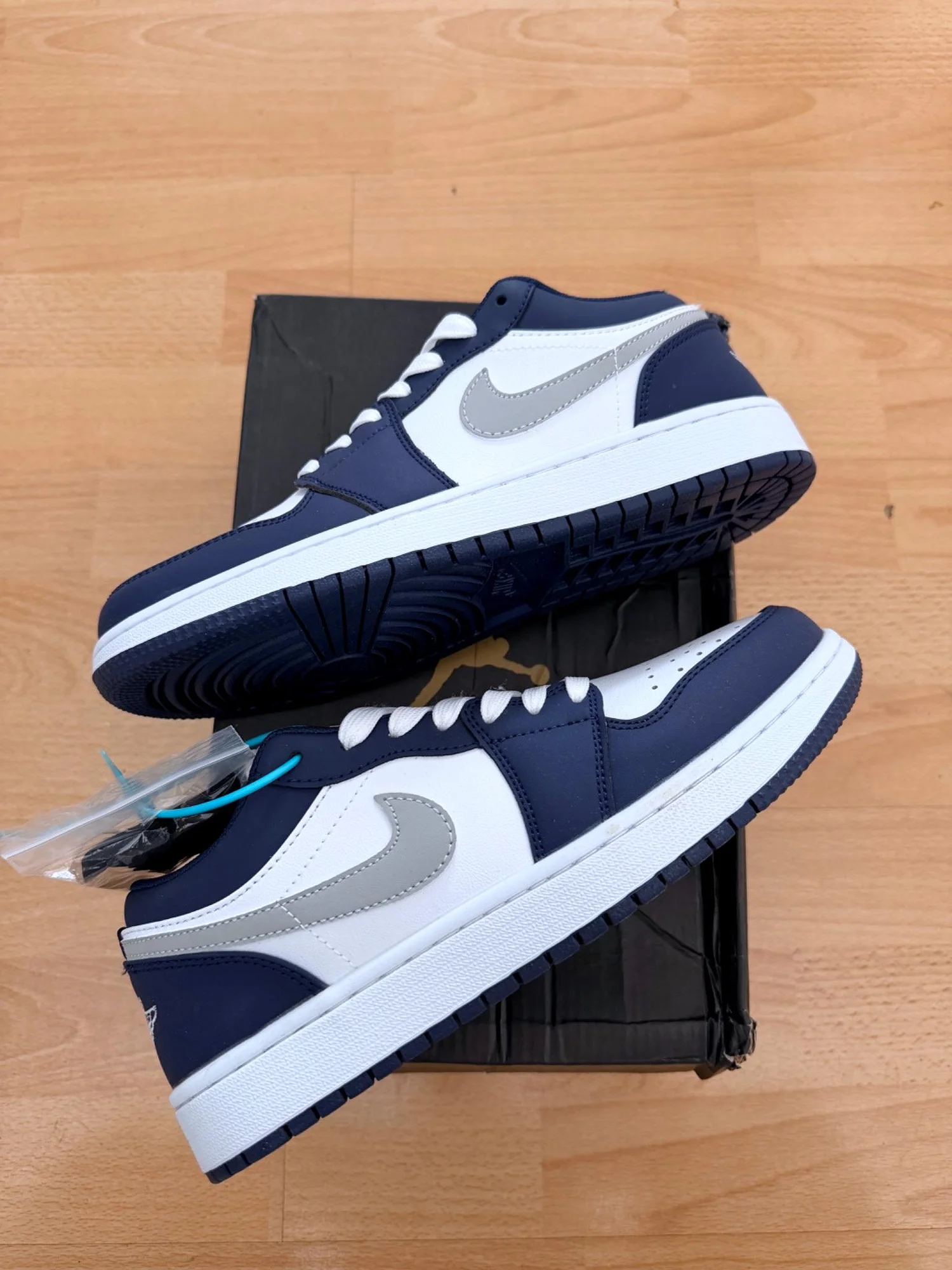 Zapatillas bajas en azul marino y blanco.