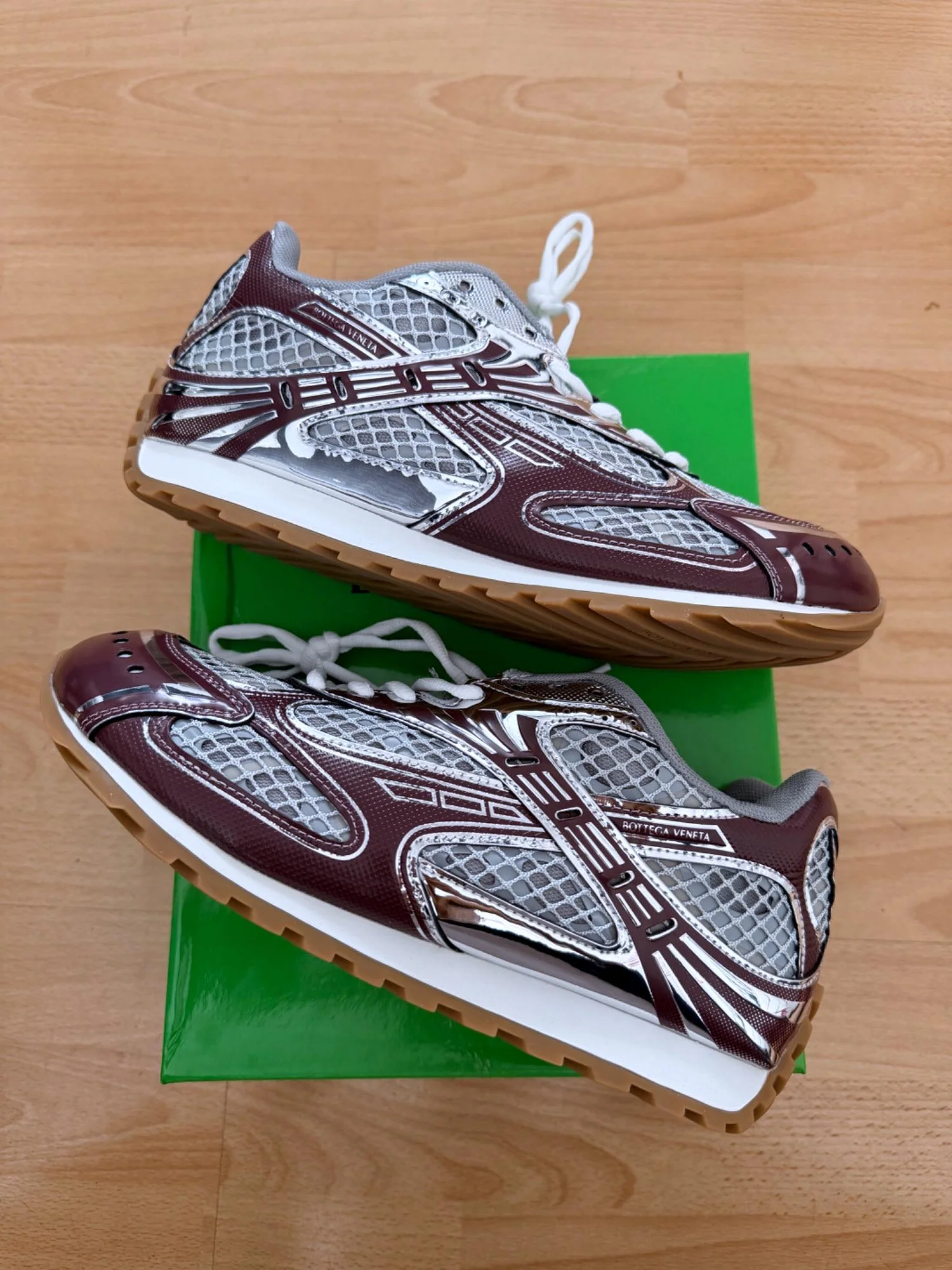 Zapatos burdeos y plateados, el par que menos gusta al comprador.